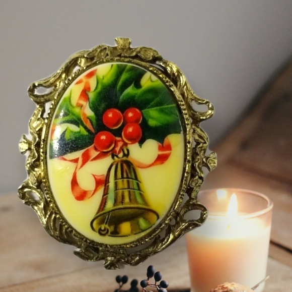 Vintage Jewelry - Vintage Christmas Holly Brooch